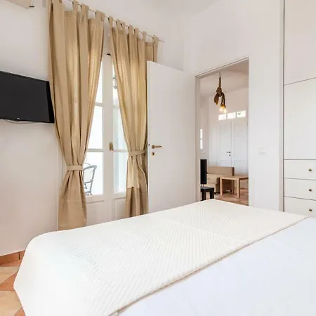 Casa de Férias Renovated In The Center Plaka (Milos)